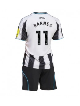 Billige Newcastle United Harvey Barnes #11 Hjemmedraktsett Barn 2025-26 Kortermet (+ Korte bukser)